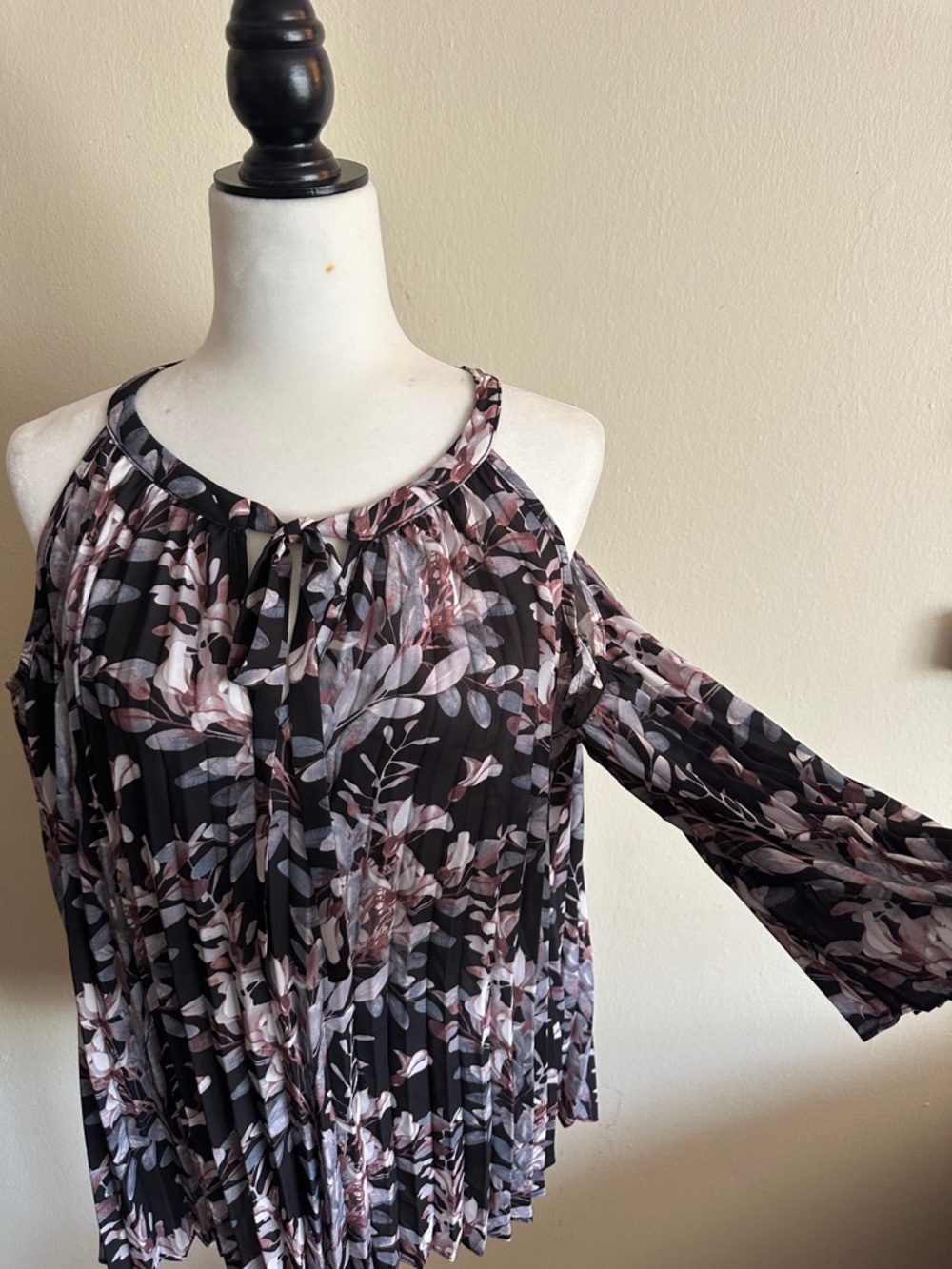 Harlowe & Graham Black Floral Cold-Shoulder Pleated Blouse